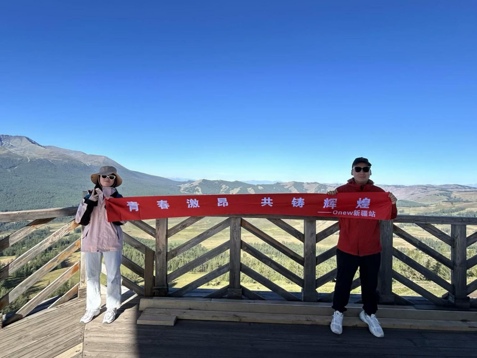 Énergiser les connexions : [ONEWPOWER] L'équipe explore les frontières du Xinjiang lors d'une expédition inoubliable