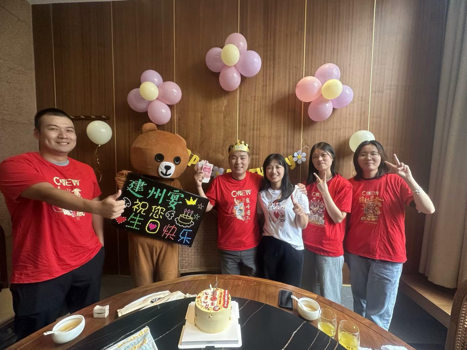 Le pouvoir transmet la chaleur : ONEWPOWER organise une célébration spéciale pour l'anniversaire de Peter